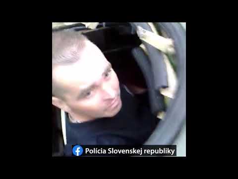 Spomenka na to, ako policajti zachránili pri povodniach ľudské životy