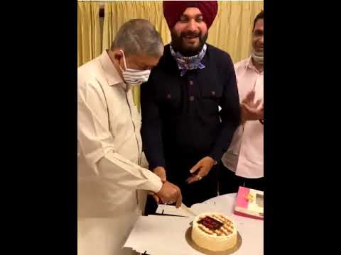 Navjot Singh Sidhu celebrates his birthday with CM HarishRawat🎂
