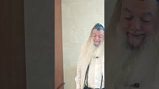 האם מלשין יכול לכתוב תפילין? 🤭🤔 (הרב יגאל כהן) - התמונה מוצגת ישירות מתוך אתר האינטרנט יוטיוב. זכויות היוצרים בתמונה שייכות ליוצרה. קישור קרדיט למקור התוכן נמצא בתוך דף הסרטון