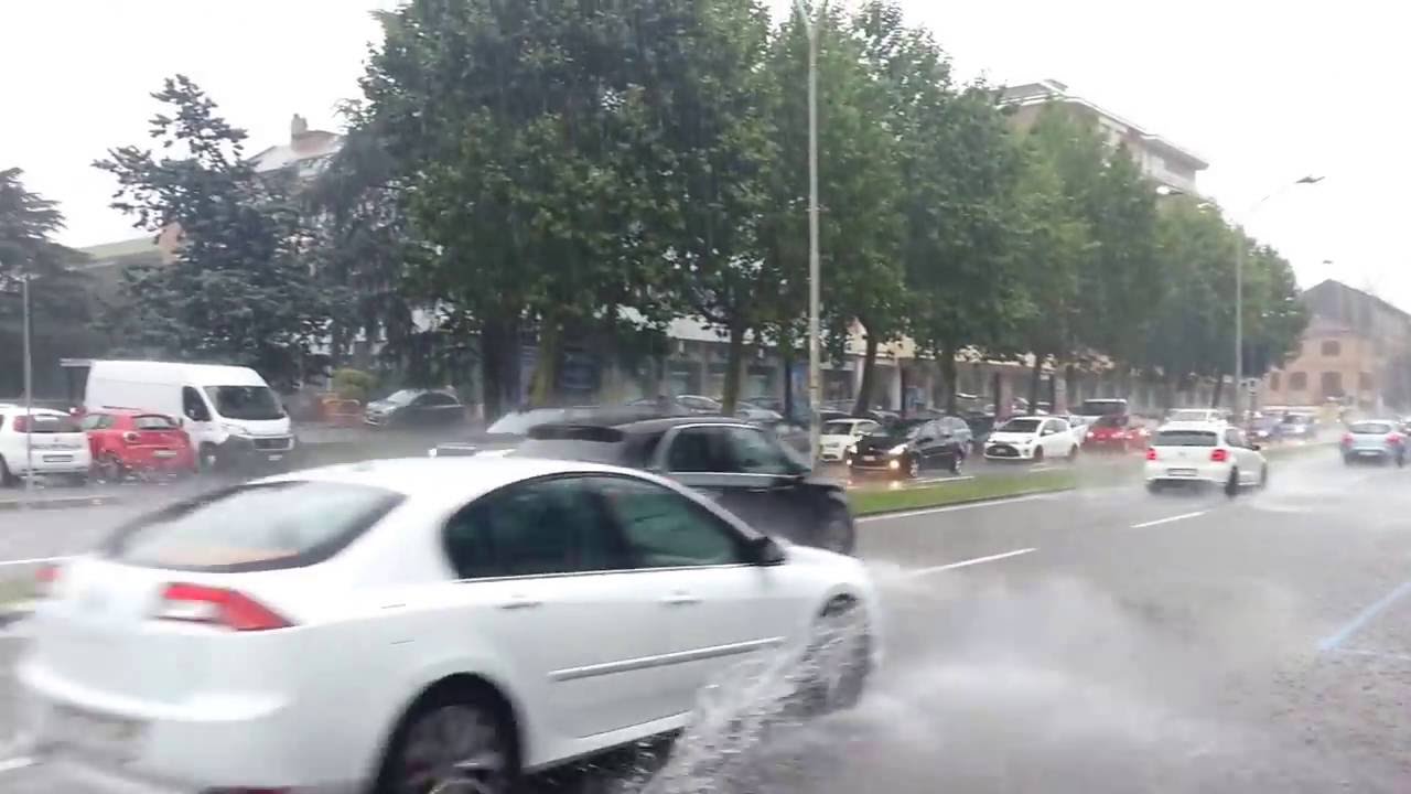 Diluvio su Como, in Tangenziale come in piscina