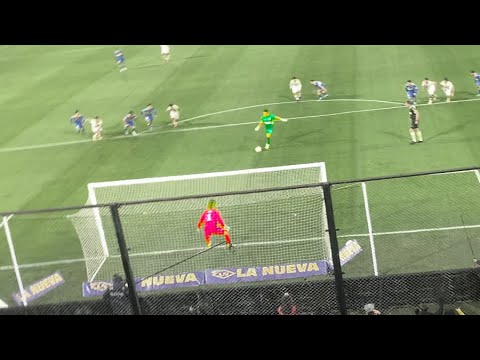 "Rossi y la hinchada atajan el penal / Boca vs Rosario Central 2022" Barra: La 12 &bull; Club: Boca Juniors