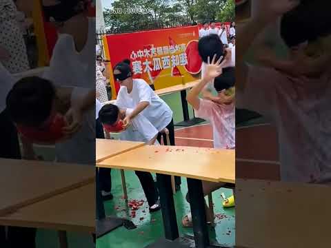 Cuộc thi bịt mắt ăn dưa