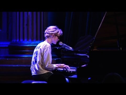 Edda rev ner applåder med egen låt