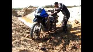 preview picture of video 'Kawasaki KLR650 stuck in mud'