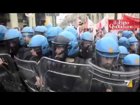 Pd contestato a Torino. E dal corteo spunta uno striscione su Preiti