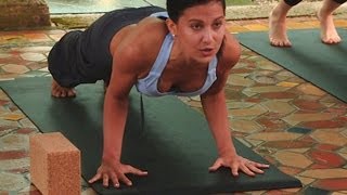 preview picture of video '20 Minute Yoga Class with Hilaria Baldwin: Core & Quads'