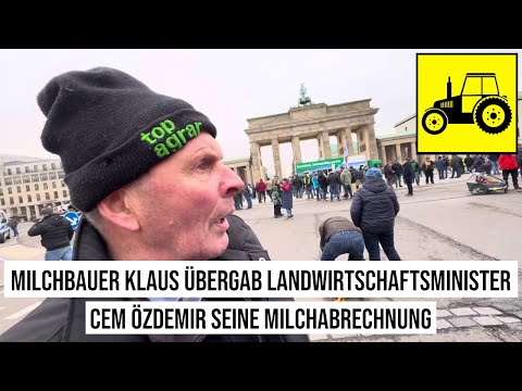 18.12.2023 #Berlin Milchbauer Klaus übergab Bundesminister Cem Özdemir seine Milchabrechnung