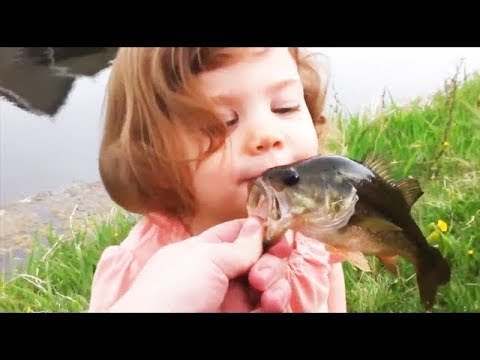 Lustige Kinderreaktionen auf Fisch und Angeln scheitern!