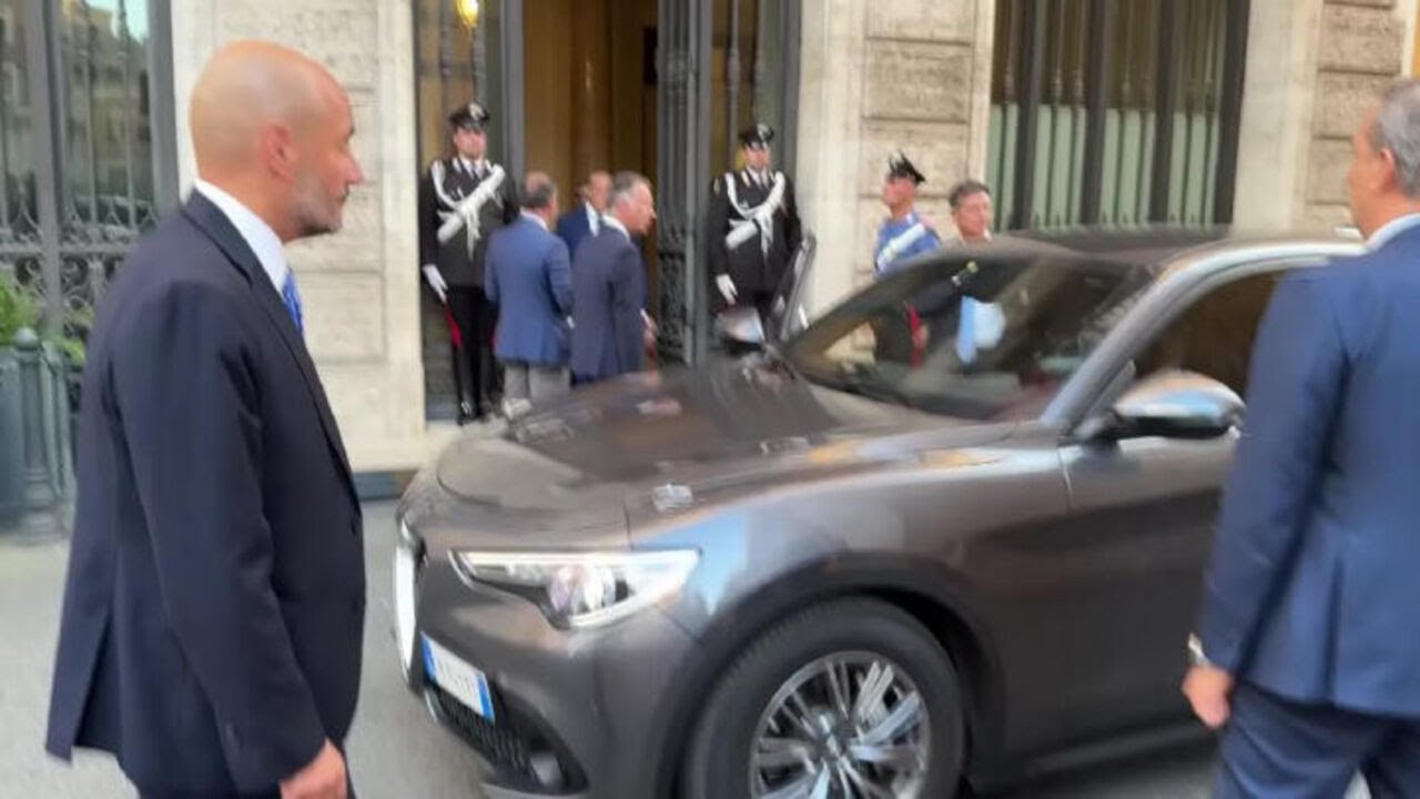 Meloni esce dal Senato e saluta il direttore di Agenzia Vista Alexander Jakhnagiev a fine seduta