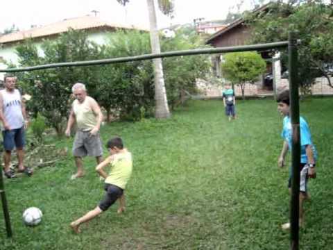 Natal 2010 - Vitor e Cia jogando futebol