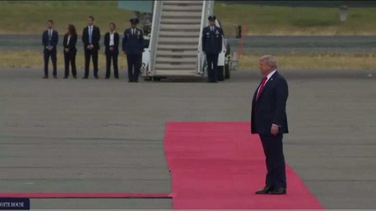 Trump applaude Putin al suo arrivo ad Anchorage in Alaska, poi la stretta di mano