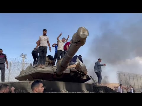 arm... شاهد: احتفال فلسطينيين حول دبابة عسكرية استولت عليها كتائب ...