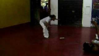 preview picture of video 'Capoeira candeias iquitos - el profe carlos y sus marcianadas!'