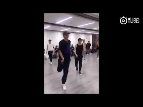 #EXO #Yixing #Lay             190624 Lay / Yixing Zhang  [ 张艺兴 ] " Yixing's studio meipai live "