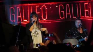Vanesa Martín cantando Qué se entere Madrid Sala Galileo Galilei