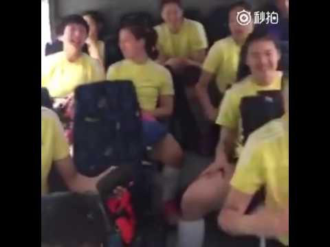 中國女排里約奧運奪冠太high了！女排姑娘大巴車上唱《最炫民族風》慶祝