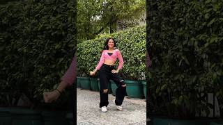 Download lagu Pinky hai paise vaalo ki 🤪🩷 #viral #dance #trending #pinky mp3
