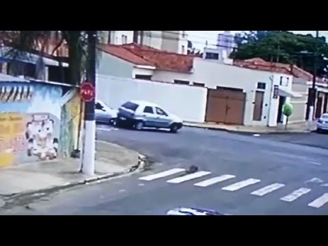 Câmeras flagram acidentes em cruzamento no Jd. Bela vista