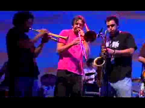 "Mudfootball" Live - Jack Johnson with G. Love & Ozomatli