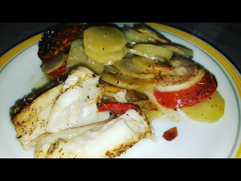 Poisson au four accompagné de pommes de terre, tomate, oignon - Recette simple et complète
