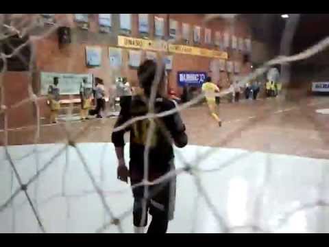 Ale Falcone defende tiro livre e Linguiça mata o jogo.