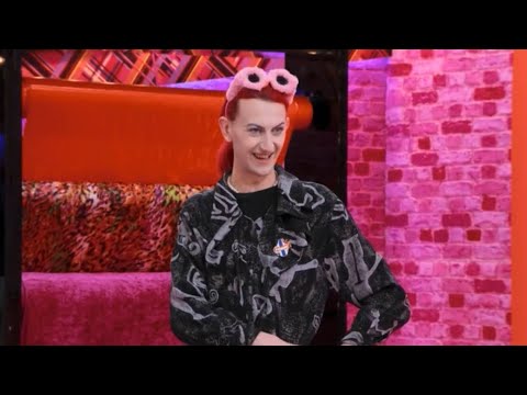 Banksie reads DeDeLicious