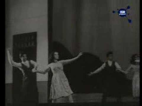 Η εναρκτήρια παράσταση του Ελληνικού Χοροδράματος με τις Έξι λαϊκές ζωγραφιές του Μάνου Χατζιδάκι, σε χορογραφία Ραλλούς Μάνου και σκηνικά και κοστούμια του Γιάννη Μόραλη (Θέατρο Κοτοπούλη, Αθήνα 1951). Σπάνιο ντοκουμέντο από τα κινηματογραφικά επίκαιρα της εποχής, που αποτυπώνει τη σύζευξη έντεχνου χορού, μουσικής και εικαστικών τεχνών η οποία χαρακτήρισε το χορόδραμα.