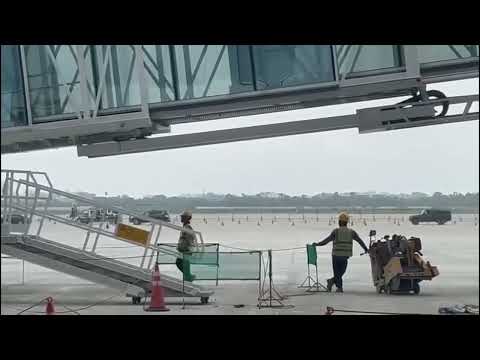 বিমানবন্দরে এত ভিআইপি কারা এরা কারা পালিয়ে যাচ্ছে এদেরকে ধরুন