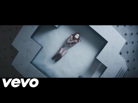 Paloma Faith- Leave While I'm Not Looking ( Official)