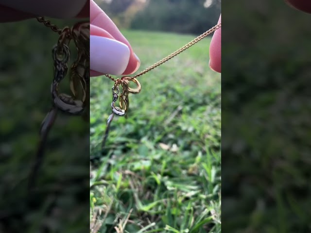 Vídeo relacionado con DHWEKU Collar divertido, collar de graffiti divertido de acero inoxidable, collar colgante de dedo medio sonriente personalizado, regalos de amistad para hombres y mujeres