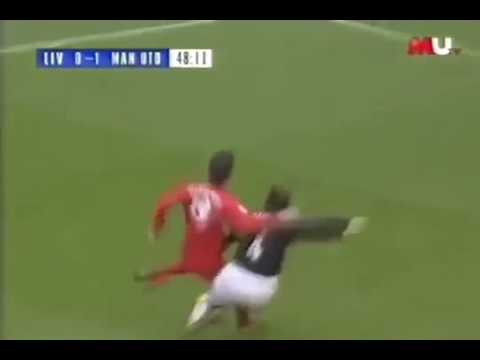 Gabriel Heinze MONSTER TACKLE on Morientes - Liverpool vs Manchester United 15 01 2005