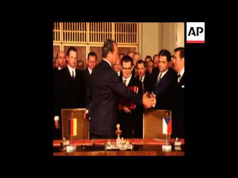 SYND 12-12-73  WEST GERMANY AND CZECHOSLOVAKIA SIGN AGREEMENT