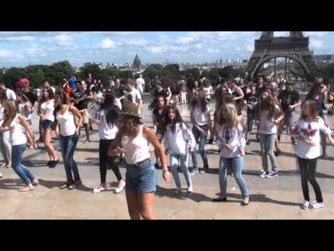 Flashmob am Eifelturm - Wir bewegen Europa!