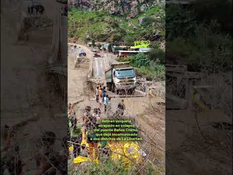 Rescatan volquete atrapado en puente colapsado en La Libertad