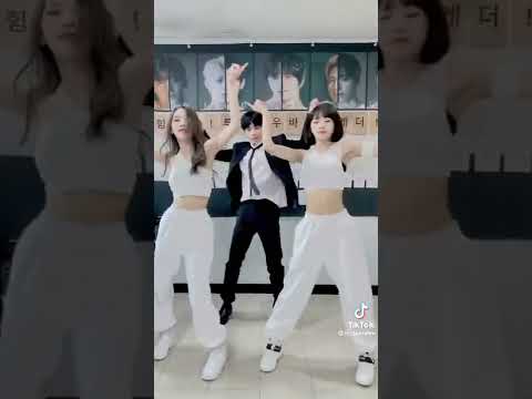 HE BE REALLY SLAYING IT WITH CHAEWON & SAKURA / Unicorn.14/ #txt #lesserafim #taehyun #tiktokupdate