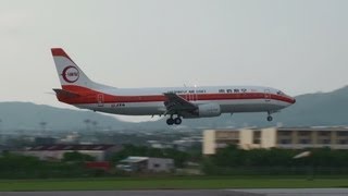 preview picture of video '[JTA Classic Design Livery] JTA Boeing 737-400 JA8999 LANDING ISHIGAKI Airport 石垣空港 2013.3.6'