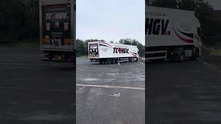 Download lagu Achteruitrijden met een vrachtwagencombinatie. Oefenen voor het examen. mp3