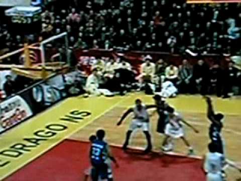 Stephon Marbury in China tries to win the game