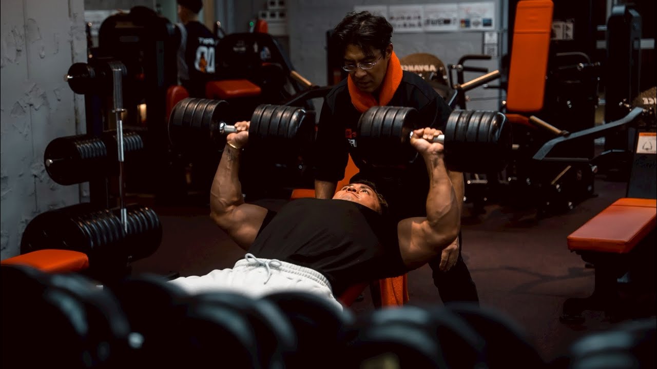 熱血トレーナーと限界ギリギリまで追い込む高重量胸トレ