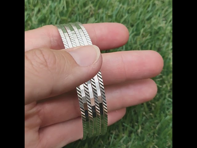 Vídeo relacionado con Yuqilin 12 Piezas Estilo Bohemio Pulseras Doradas Pulseras Brillantes Apilables Joyería India para Mujeres y Niñas Pulseras en Capas Étnicas Textura Brillante Boda Traje de Joyería(Plata)
