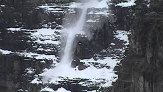 preview picture of video 'Avalanche from Victoria glacier @ Lake Louise'