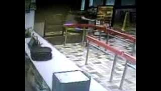 preview picture of video 'Bellaire burgerking drunk guy throws whopper at employees'