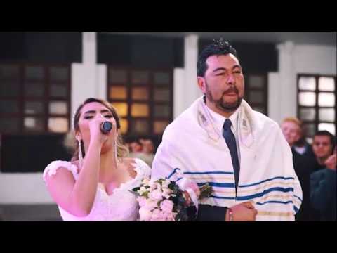 Noiva entra cantando Yeshua e Acontece algo sobrenatural - Débora Reis e Lucas Lamela