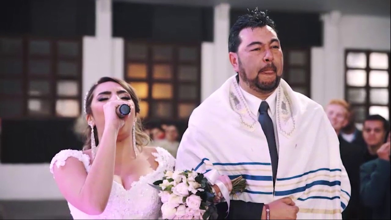 Noiva entra cantando Yeshua e Acontece algo sobrenatural - Débora Reis e Lucas Lamela