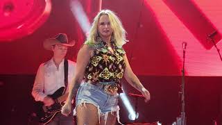 Miranda Lambert little red wagon - Live in New Braunfels Texas