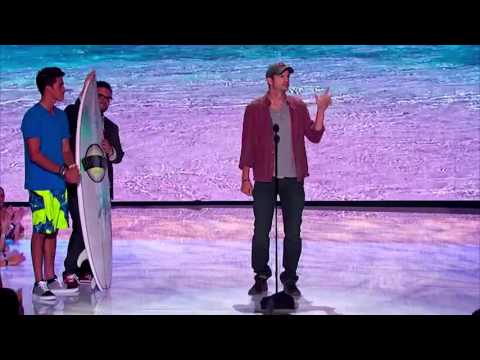 "Build a Life. Don't live one." - Ashton Kutcher Motivating Speech at Teen Choice Awards