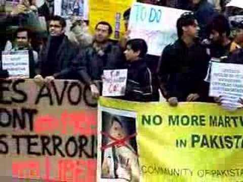 Protest of Pakistanis in Paris against Emergency 9