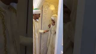 Download lagu Seorang Wanita malu-malu salaman Dengan Suaminya Setelah Akad Nikah mp3