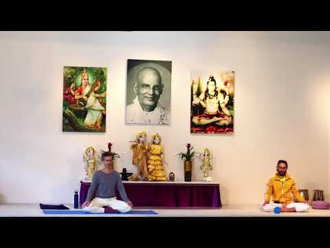 Yogastunde Nivou Mittelstufe  Umkehrstellungen  mit Momo    Nilakanthajii