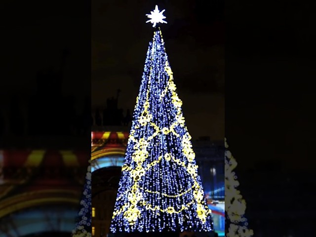 Vídeo relacionado con Upside Down Árbol de Navidad con luces, árbol de Navidad iluminado decorativo - Como decoración para fiestas navideñas habitantes de la ciudad al por menor propietarios de viviendas fondos de fotos de